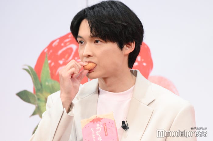 新CMでも高橋海人の後ろをチョロチョロついて行っている松村北斗(C)モデルプレス