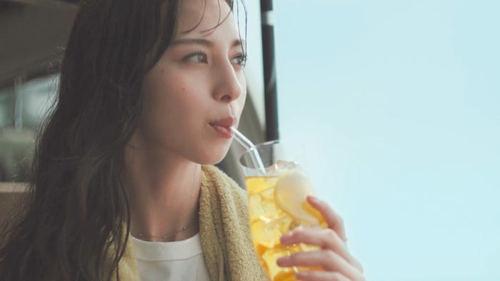 中条あやみ「キリン 午後の紅茶」新CM「涼しそうな日時計」篇より(提供写真)