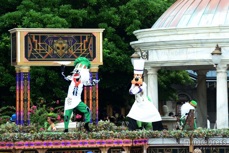 「ニューヨーク・ハロウィーン・フォリーズ」ピザ生地でジャグリングするシェフのスケルトン