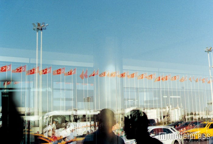 小松菜奈1st写真集『Trabzon』(発売中)より/画像提供:SDP