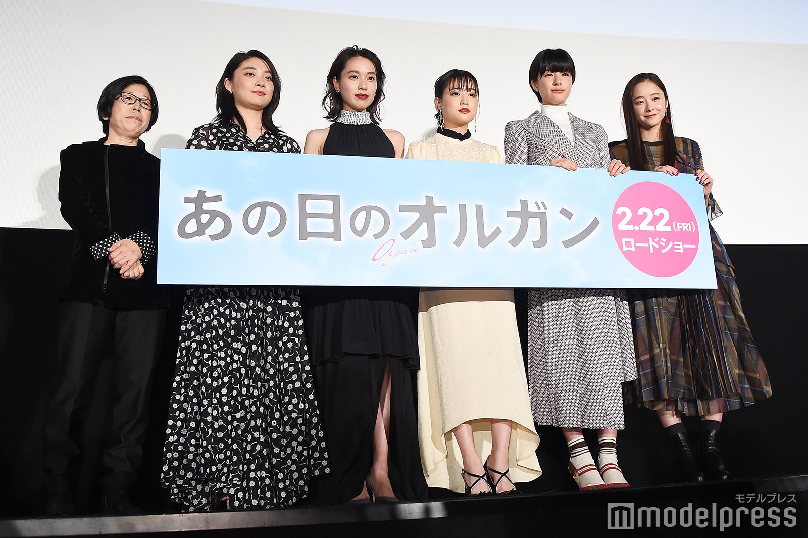 （左から）平松恵美子監、三浦透子、戸田恵梨香、大原櫻子、佐久間由衣、堀田真由 （C）モデルプレス