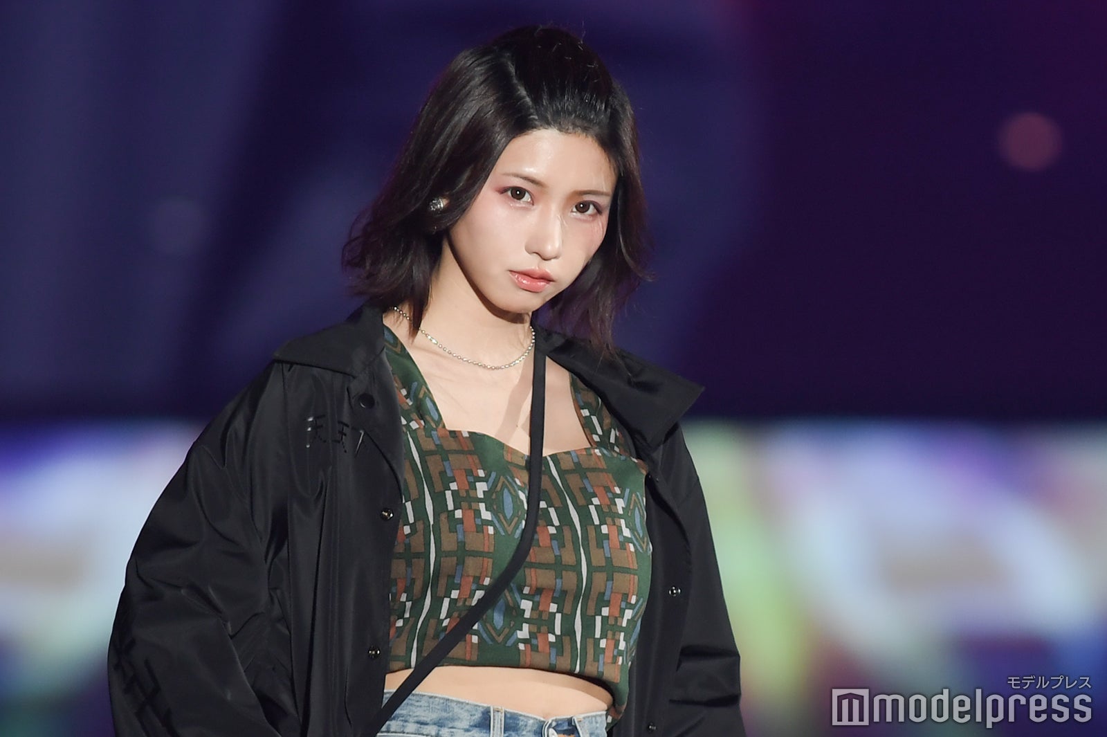 えなこ「東リベ」マイキー風ヘアでクールな視線 美デコルテ＆ウエスト披露＜関コレ2021A／W＞