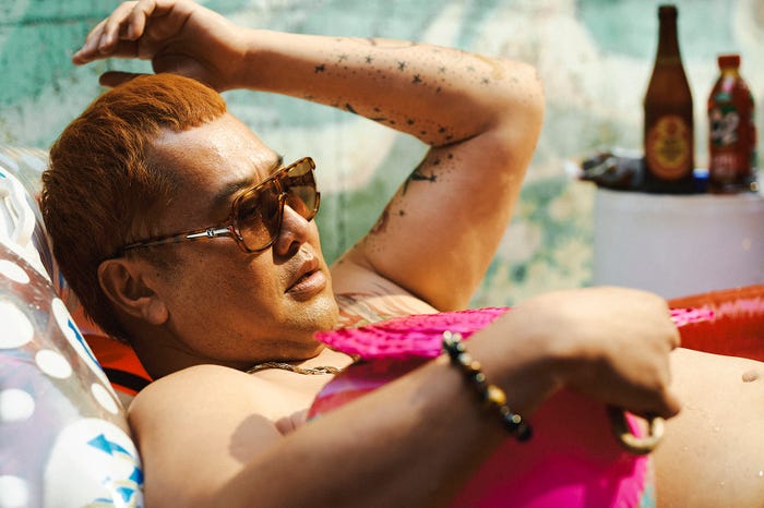 とにかく明るい安村(C)2026「TOKYO BURST」フィルムパートナーズ