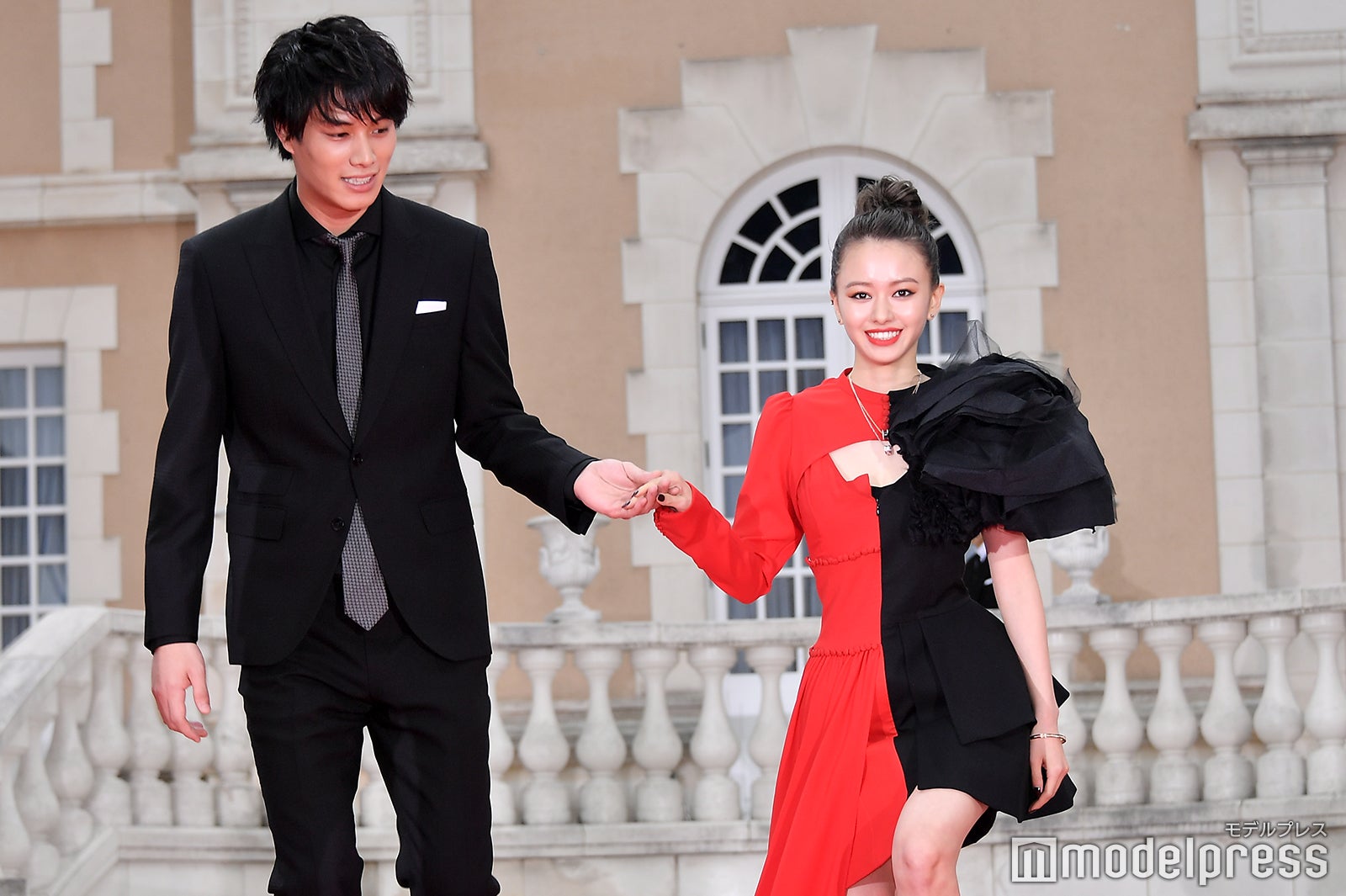 鈴木伸之、山本舞香 （C）モデルプレス