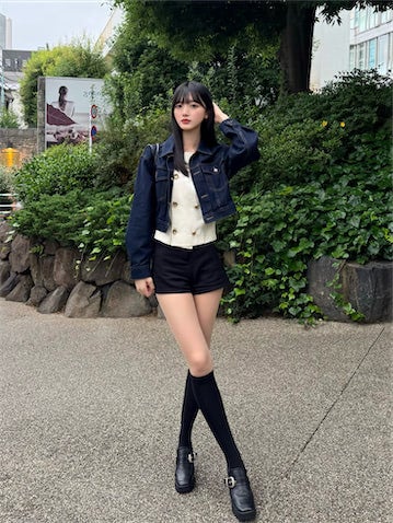 26歳美脚モデル、“アート級”完璧スタイルでショートパンツを着こなし「メチャカワイイ」「美しい」