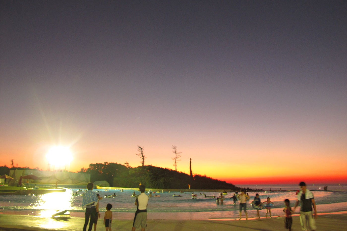 夕日と波の出るプール／画像提供：芝政観光開発