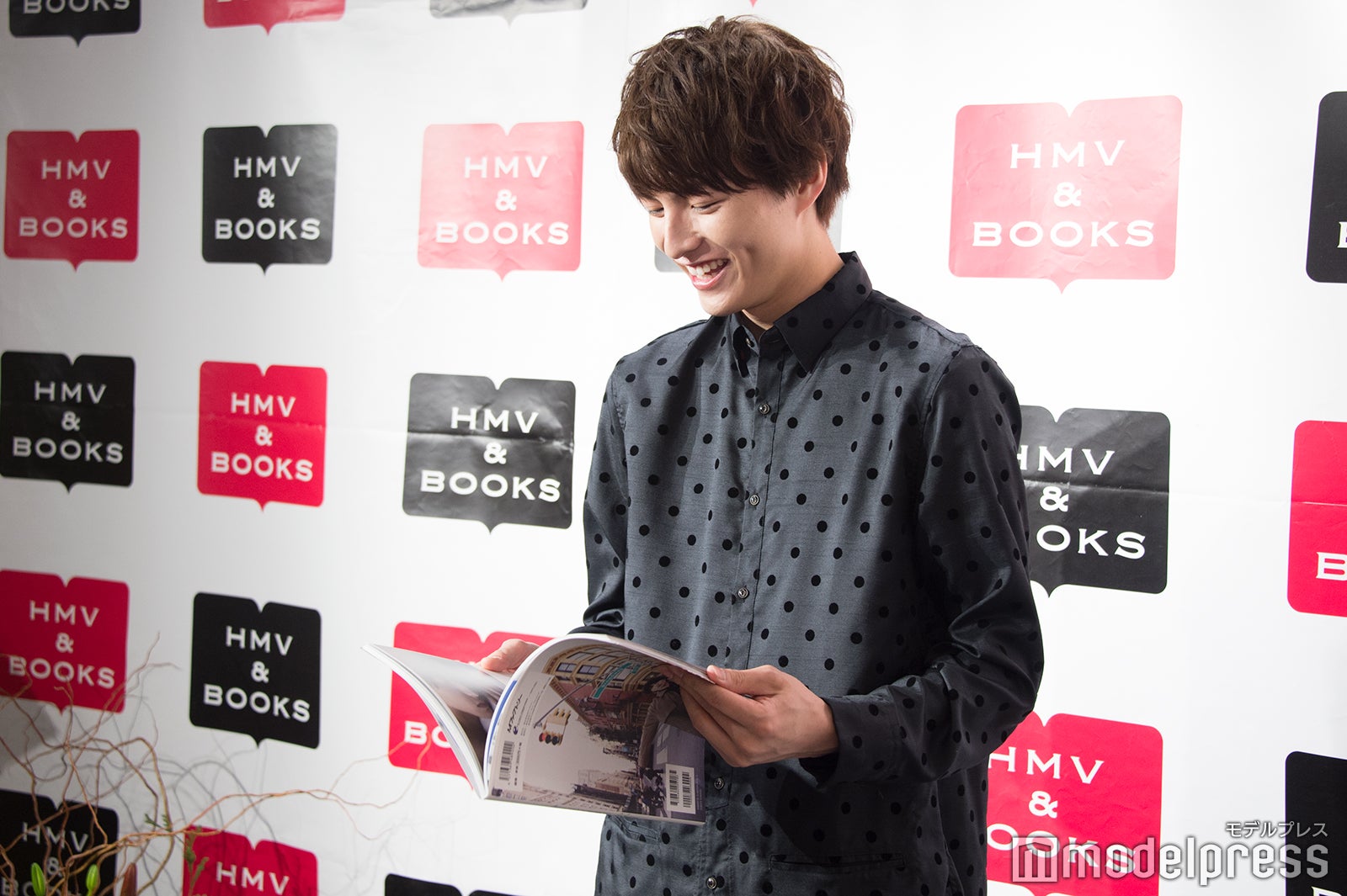 お気に入りショットを選ぶ小南光司（C）モデルプレス