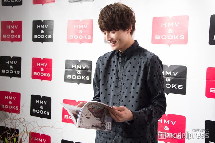 お気に入りショットを選ぶ小南光司(C)モデルプレス