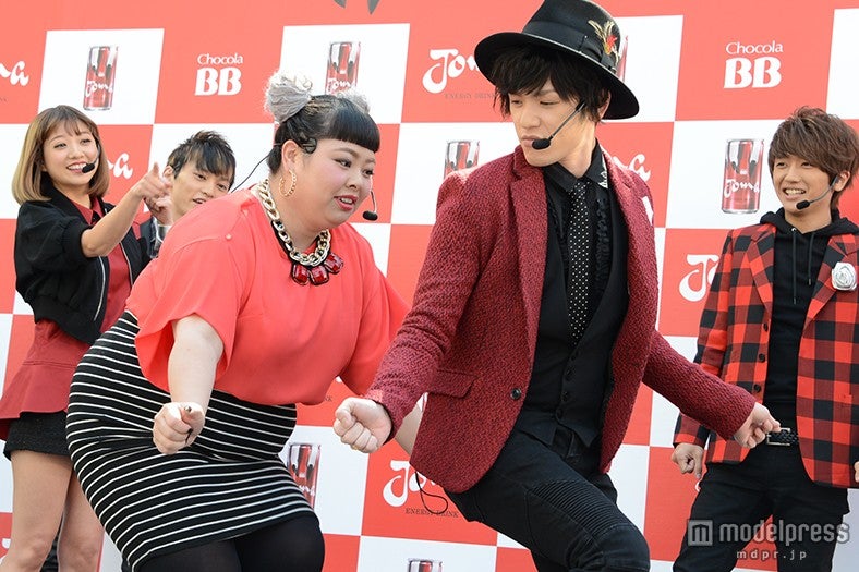 渡辺直美（中央左）と謎のダンスを繰り広げる末吉秀太（右）