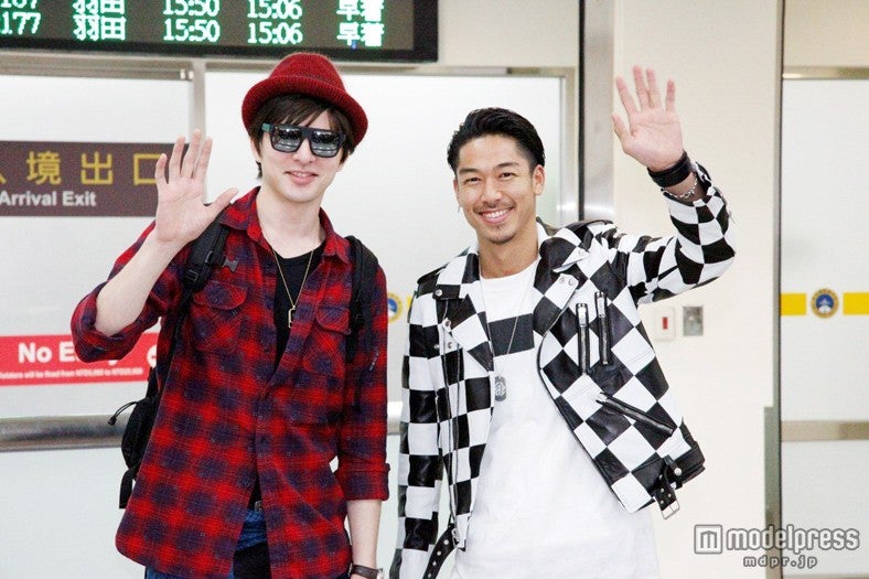 AKIRA（右）、城田優（左）／台北松山空港にて