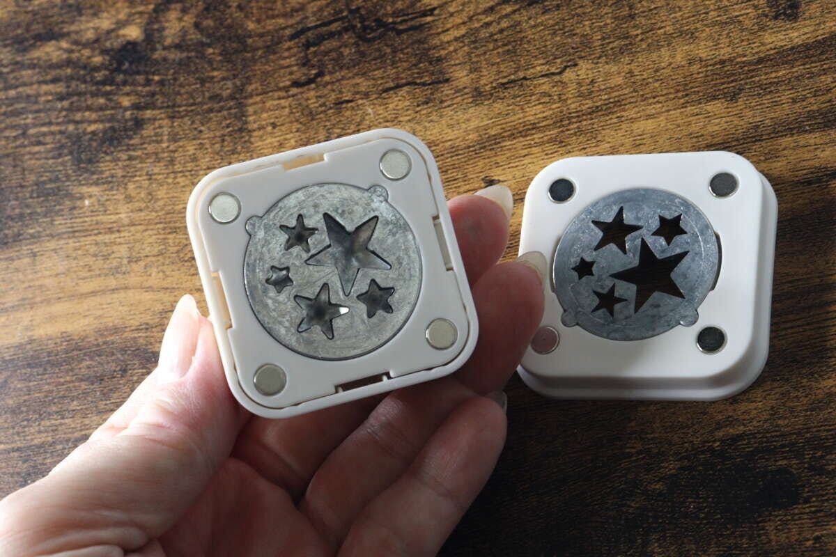 クラフトパンチの上下パーツを外した状態。マグネットと星型の刃が見える クラフトパンチの上下パーツを外した状態。マグネットと星型の刃が見える