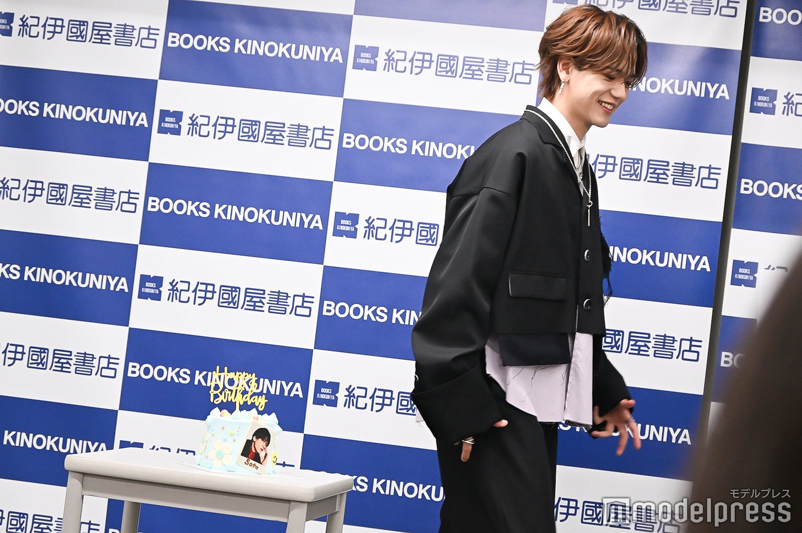 「あとでフォトセッションあります」とスタッフから声がけされ、すぐに元いた場所に戻る中島颯太（C）モデルプレス