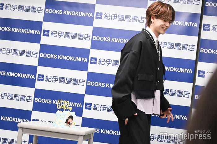 「あとでフォトセッションあります」とスタッフから声がけされ、すぐに元いた場所に戻る中島颯太(C)モデルプレス