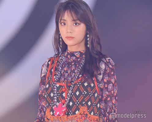 貴島明日香、抜群スタイルで派手柄ルックを着こなし クールな表情光る<GirlsAward 2022 A/W>