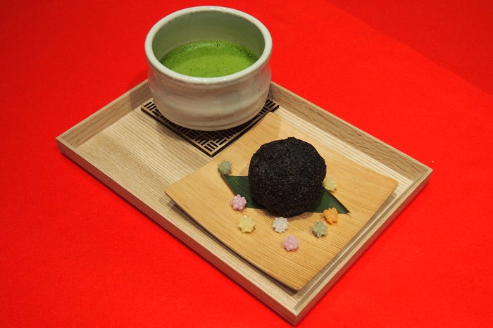 まっくろなくろ胡麻おはぎのお茶セット(店内提供専用)864円(税込)(C)TS (C)Studio Ghibli