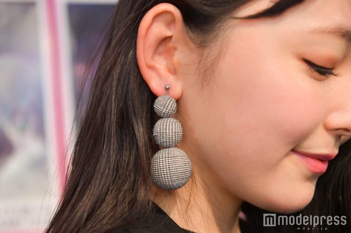 イヤリングも秋らしい (C)モデルプレス