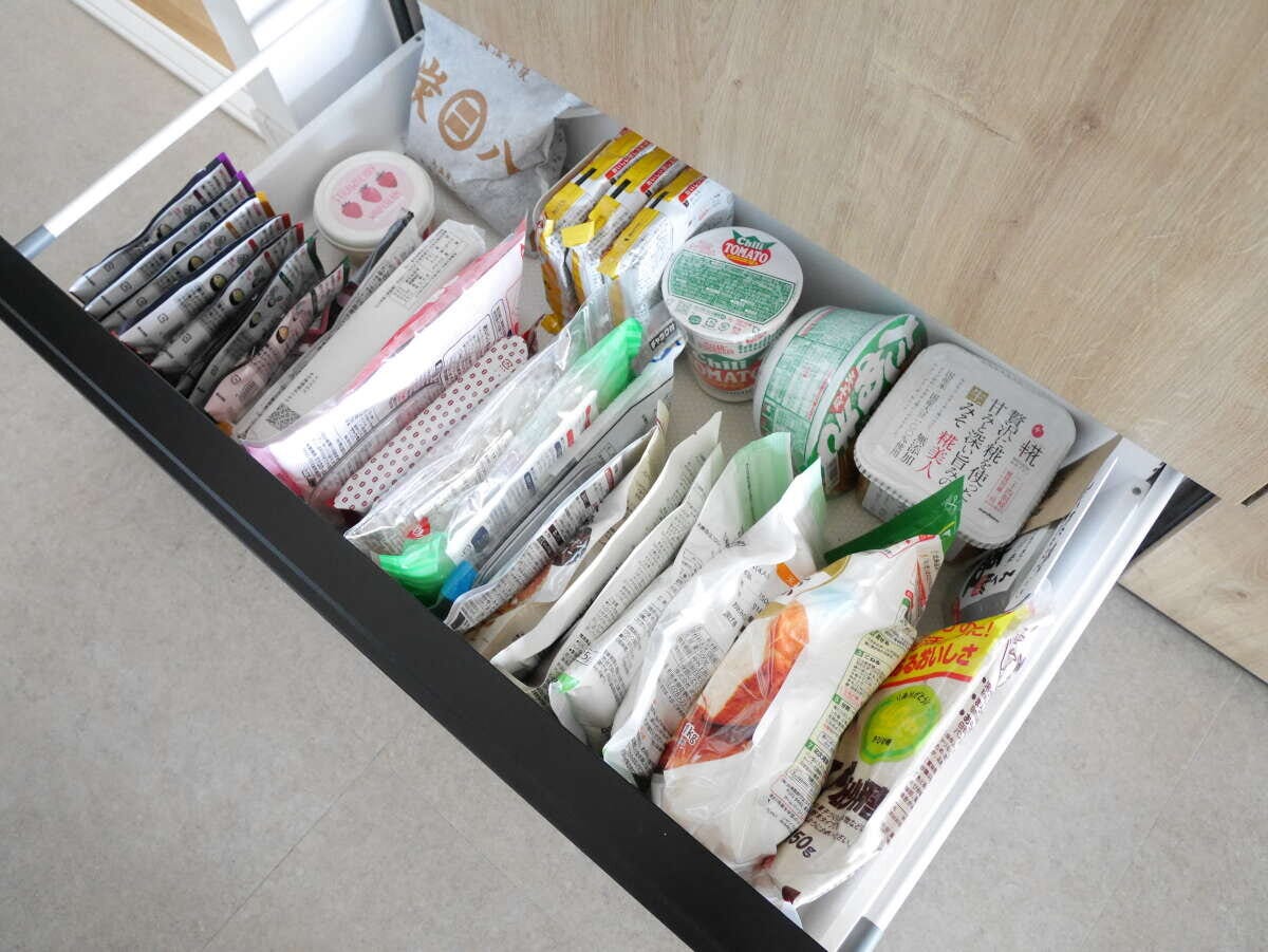 下段の深い引き出しに食品ストックが立てて整理されている 下段の深い引き出しに食品ストックが立てて整理されている