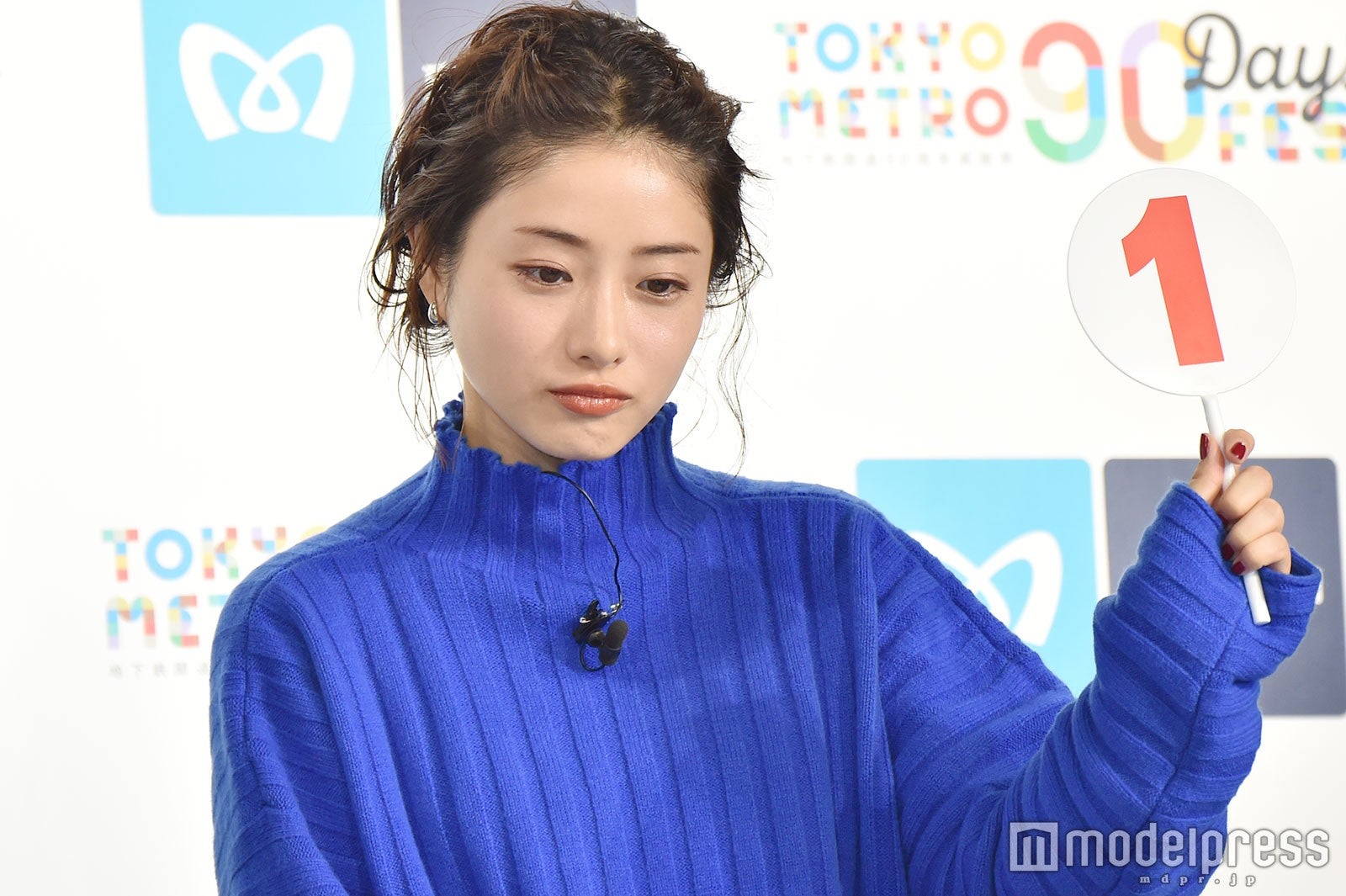 クイズの答えに悩む石原さとみ （C）モデルプレス