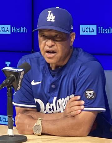 ドジャース ロバーツ監督が厳しい表情で交代告げる ロブレスキーがまさか4被弾7失点KO 2戦連続の背信投球 球宴初選出の左腕に何が