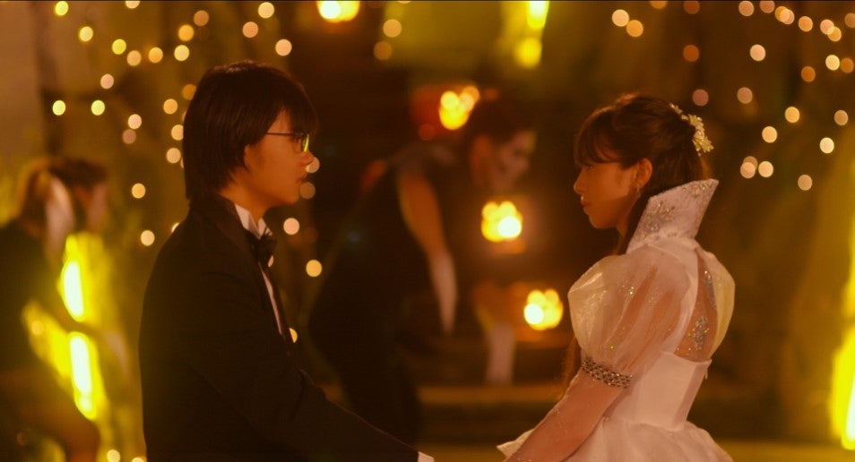 中条あやみ、ミニスカ魔法少女に　佐野勇斗と“ハロウィン”仮装中に涙＜3D彼女 リアルガール＞