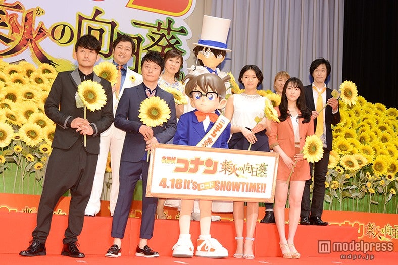 （前列左から）新藤晴一、岡野昭仁、江戸川コナン、榮倉奈々、知英（後列左から）山口勝平、山崎和佳奈、怪盗キッド、高山みなみ、小山力也