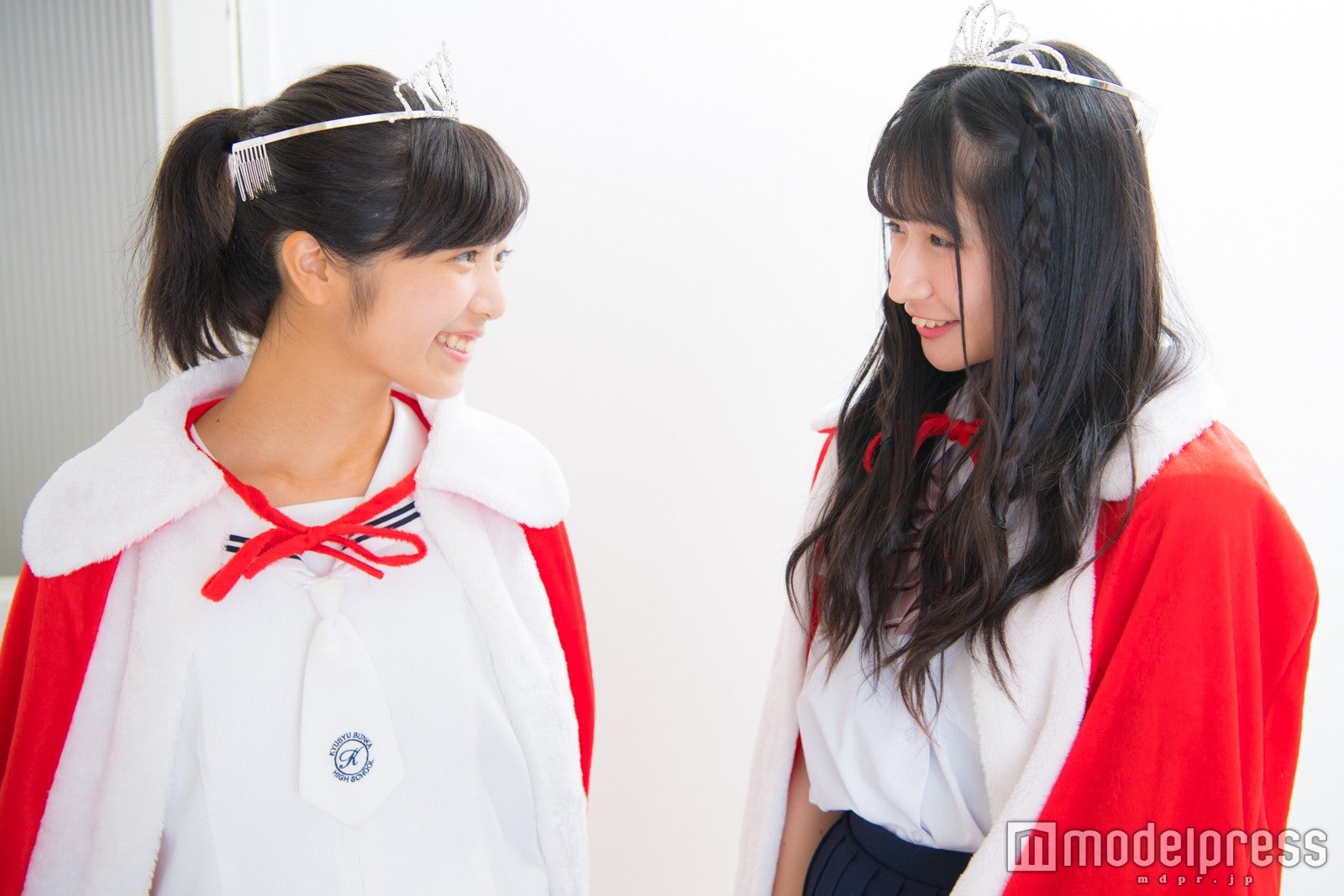 （左から）グランプリ・吉田莉桜（りおちょん）さん、準グランプリ・貝賀琴莉 （ことぴよ）さん／「高一ミスコン」（C）モデルプレス