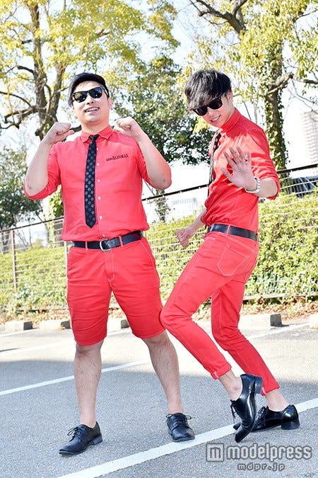 8.6秒バズーカー(左から:はまやねん、田中シングル)