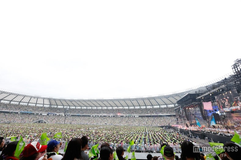 「大島優子卒業コンサート in 味の素スタジアム ～6月8日の降水確率56％（5月16日現在）、てるてる坊主は本当に効果があるのか？～」（C）AKS