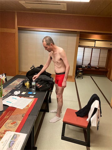 スリムクラブ・内間が“旅館の妖怪”に？上裸ショットに「進撃の巨人出てた？」「普通に怖い」