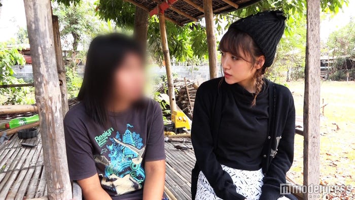 被害女性に話を聞く高橋みなみ(C)テレビ東京