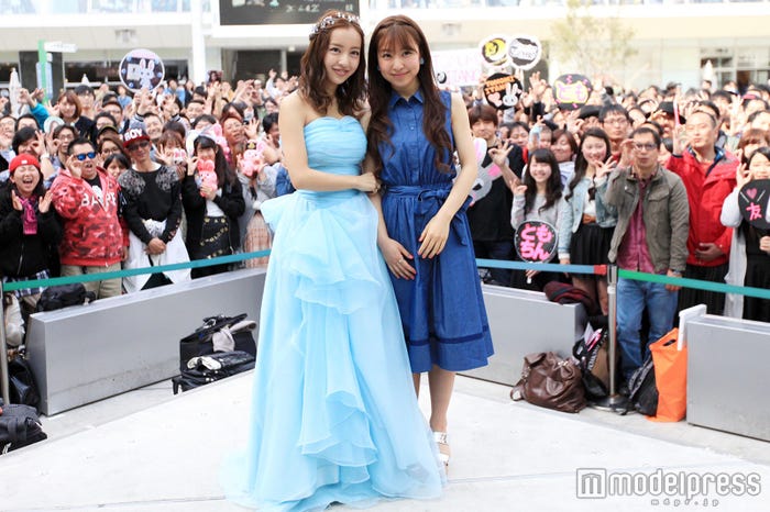 姉妹そろって初めての公の場となった(左から)板野友美と板野成美/Photo by SARU(SARUYA AYUMI)