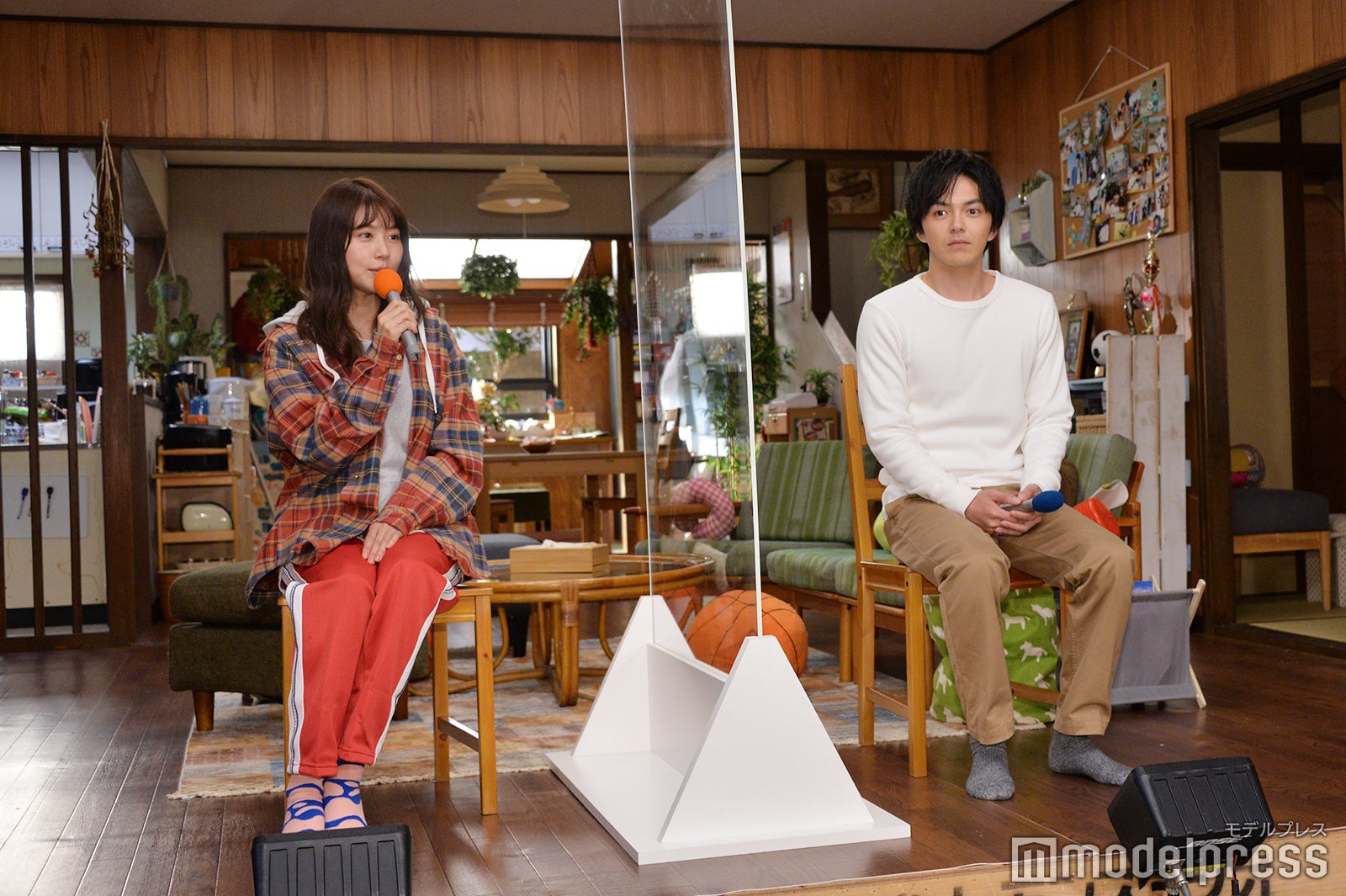 有村架純からの褒め言葉にびっくりしている林遣都（C）モデルプレス