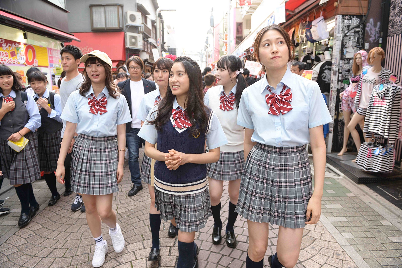 キャストで竹下通りを歩行（C）2017「兄こま」製作委員会（C）夜神里奈／小学館