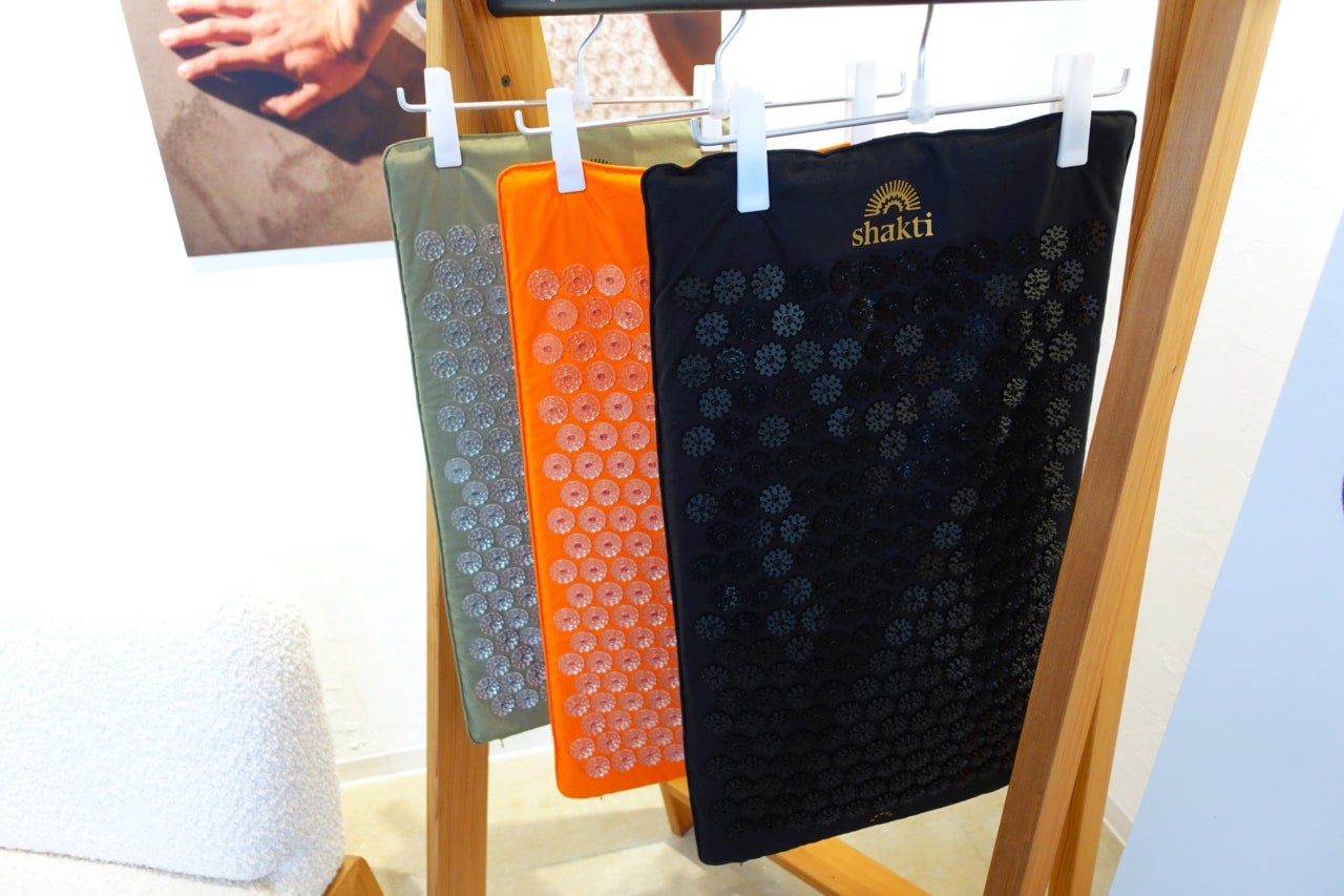 6,000個のスパイクでセルフ全身指圧！ “クセになる痛さ”が話題沸騰中の「シャクティマット」を体験してみた