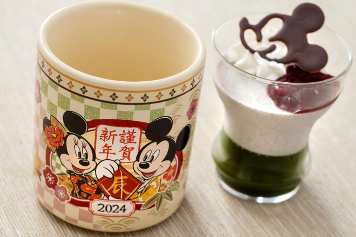 抹茶ゼリー&黒ごまムース550円スーベニアカップ付き(プラス550円)(C)Disney