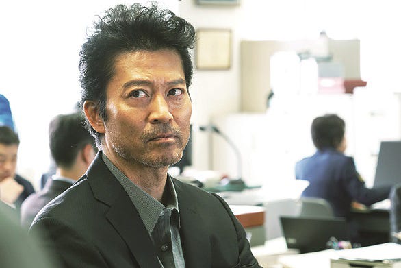 寺脇康文 (C)2018映画「空飛ぶタイヤ」製作委員会