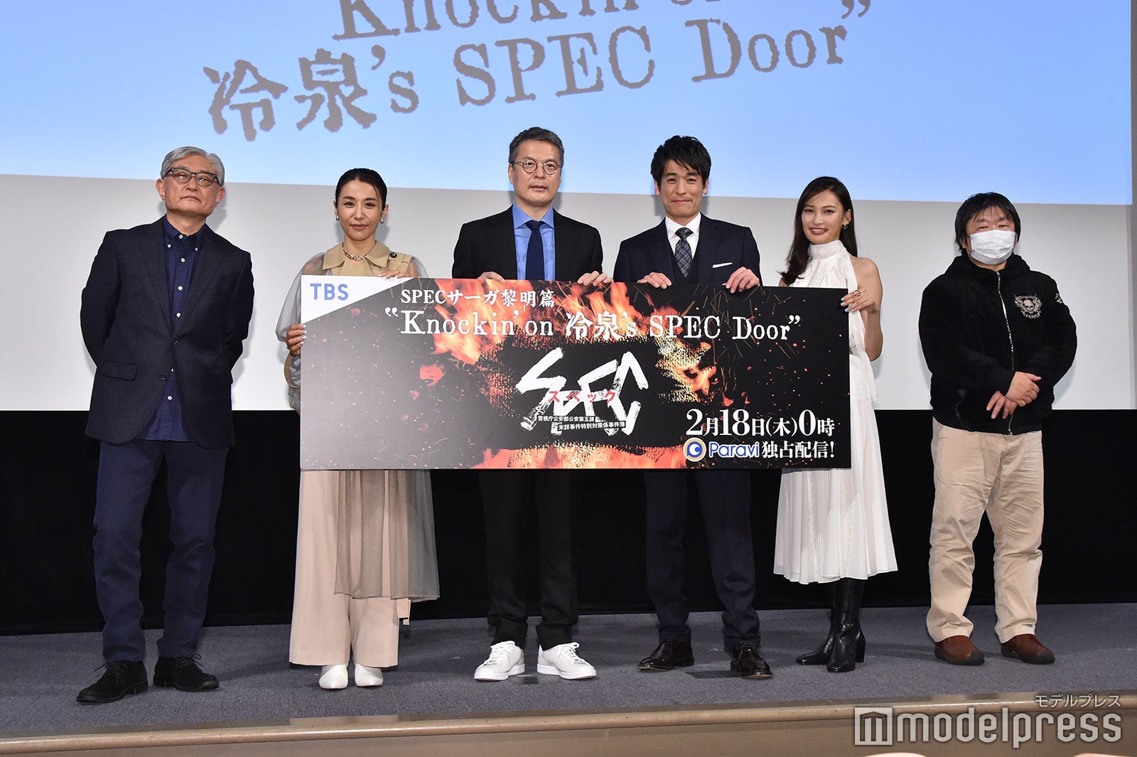 （左から）堤幸彦監督、鈴木紗理奈、田中哲司、佐藤隆太、大政絢、植田博樹プロデューサー（C）モデルプレス