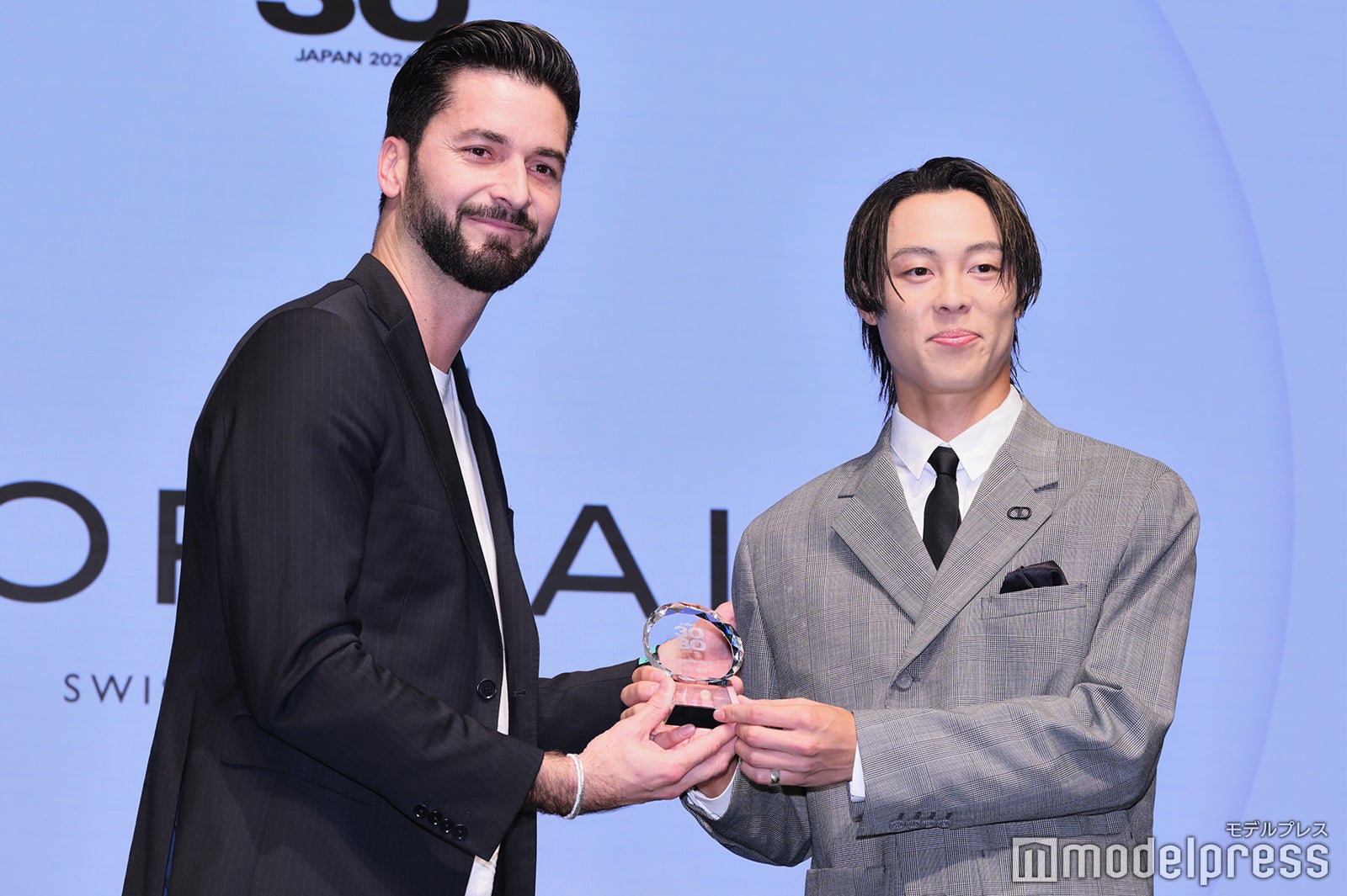（右）小林陵侑（C）モデルプレス
