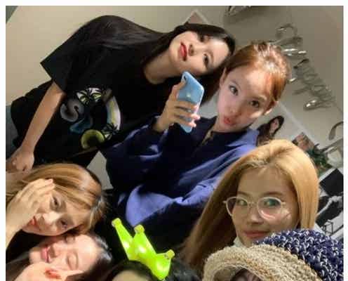 TWICE、ダヒョン23歳バースデーを祝福 集合ショット公開