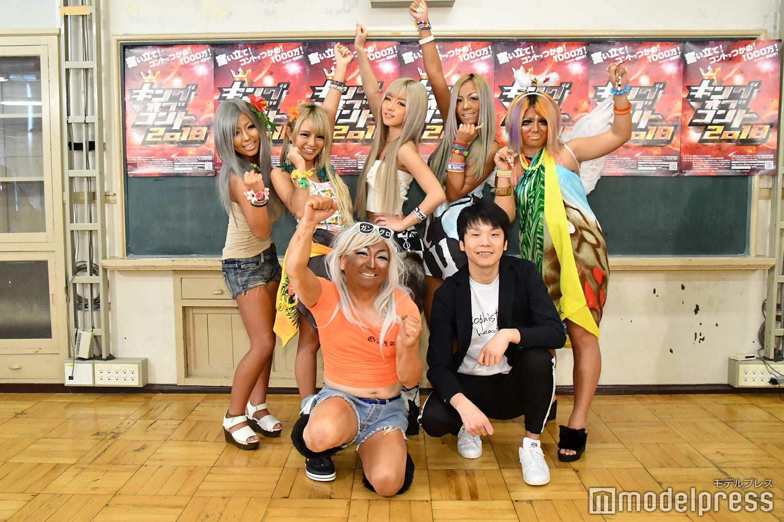 （前列左から）山内健司、濱家隆一（後列左から）あいちょりす、まーちりん、あおちゃん、るな、ぇりもっこり（C）モデルプレス