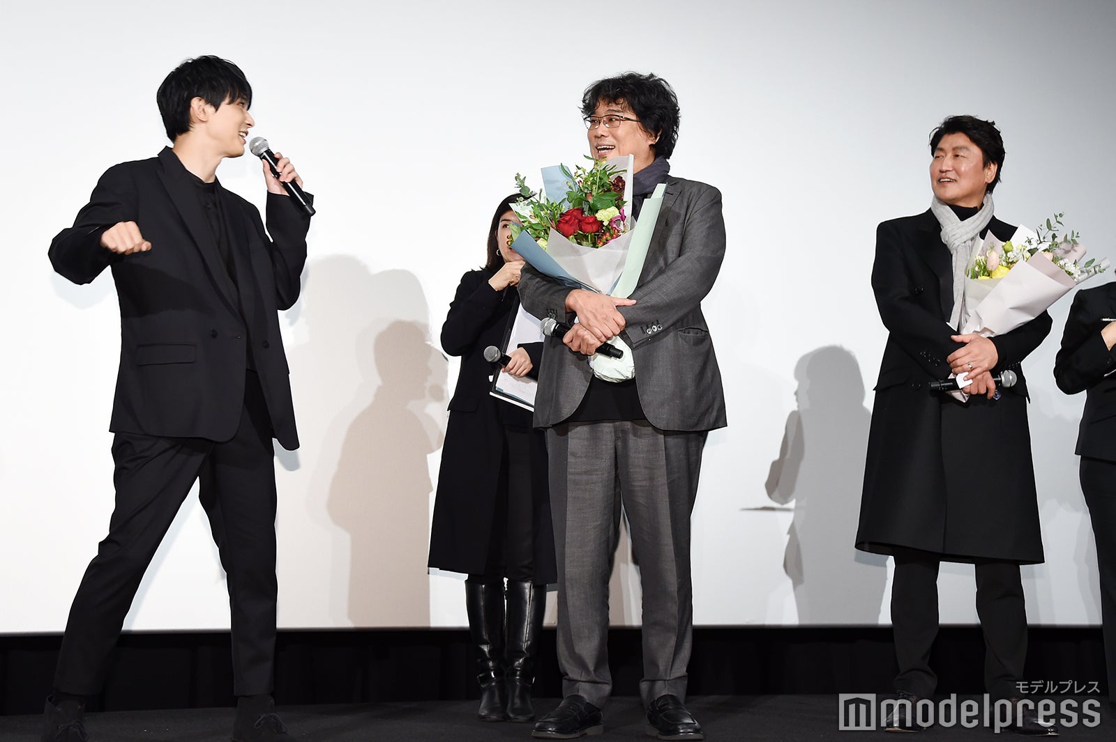 『母なる証明』をオマージュしたことを振り返り、ポン・ジュノ監督（中央）を笑わせる吉沢亮（左）（C）モデルプレス