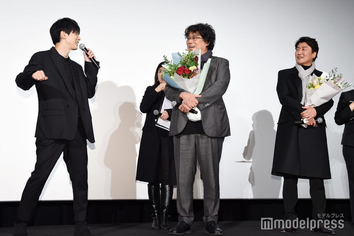 『母なる証明』をオマージュしたことを振り返り、ポン・ジュノ監督(中央)を笑わせる吉沢亮(左)(C)モデルプレス