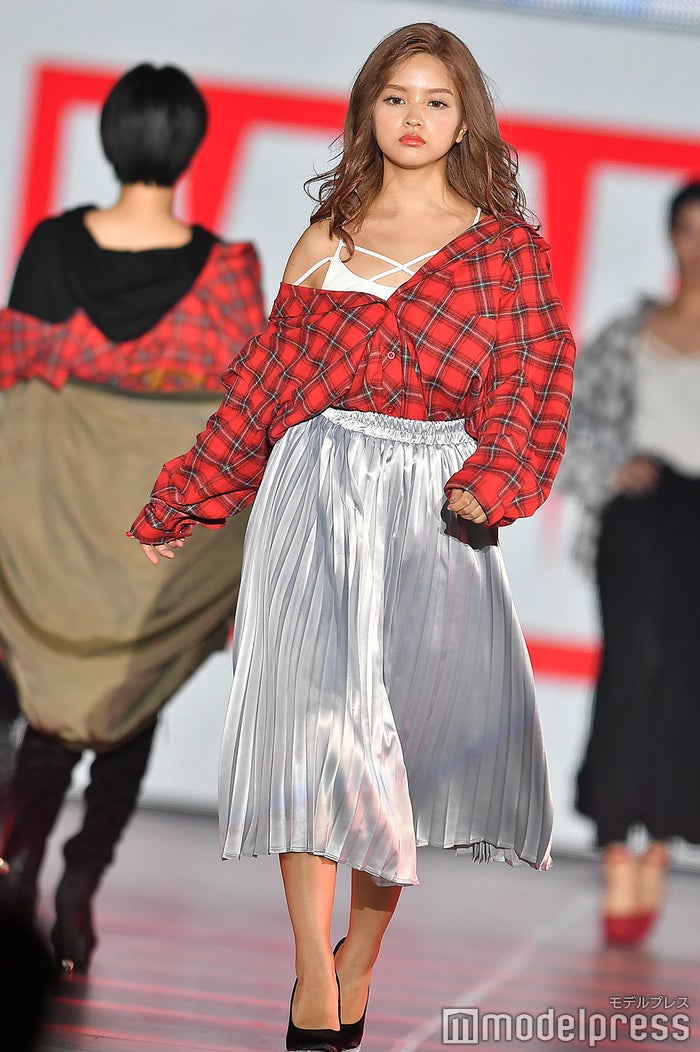 「Popteen」なちょす、胸元SEXYコーデに視線集中 かきあげヘアでイメージガラリ<関コレ2018A/W>