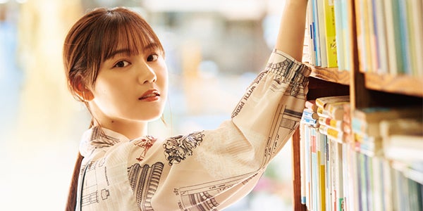 日向坂46平岡海月、初ソログラビア 本屋でナチュラルな姿 - モデルプレス