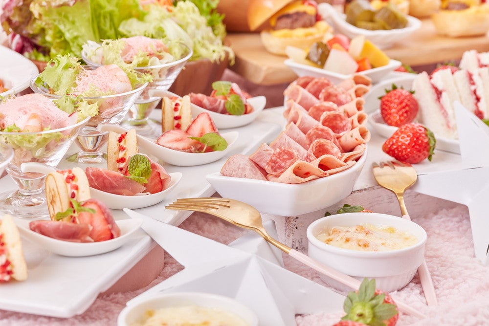 ふわふわに泡立てたいちごのエキューム(泡)をのせたシーフードカクテルや生ハムイチゴなど、いちごを自在にアレンジしたフードメニュー／画像提供：京王プラザホテル