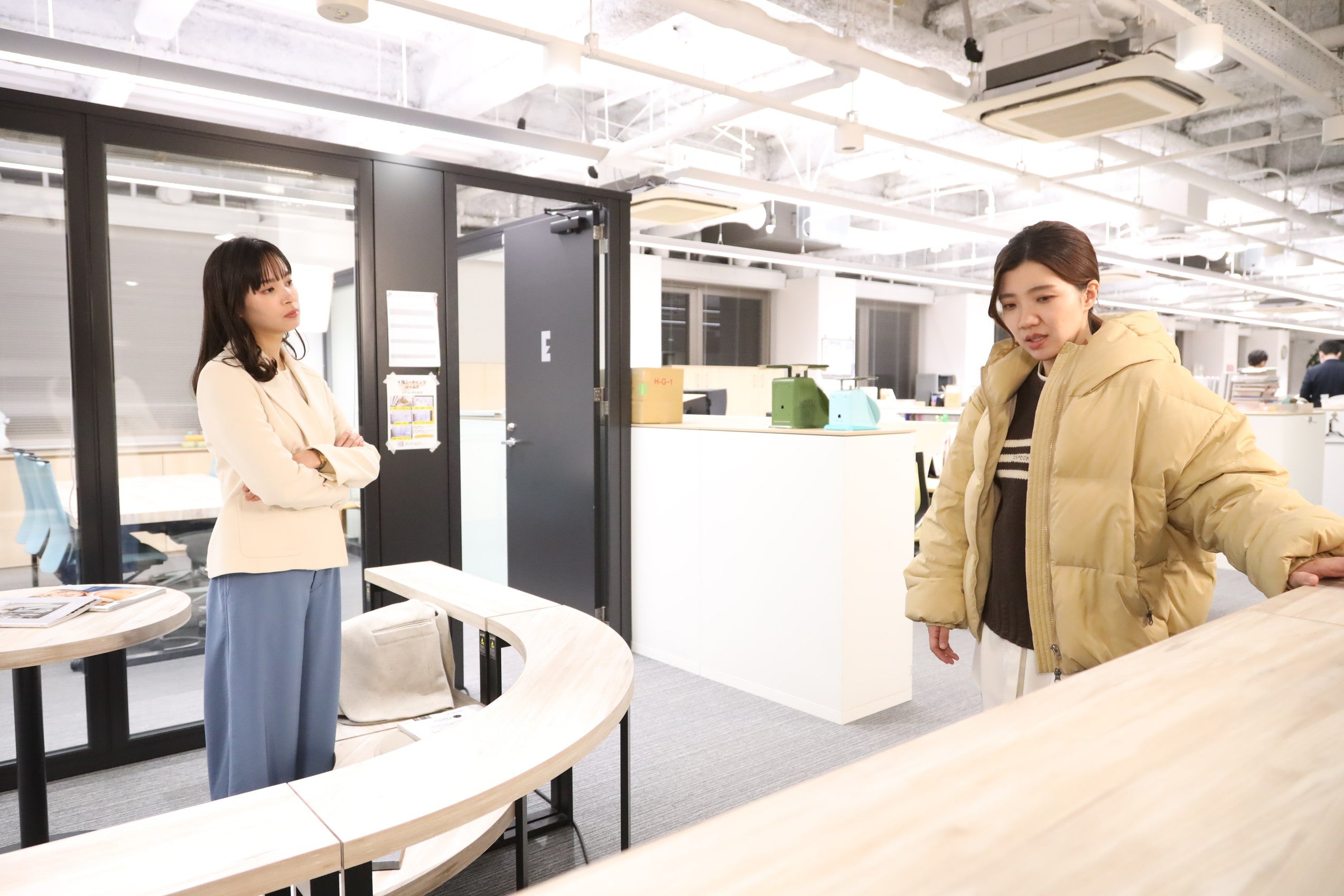 （左から）関水渚、福田麻貴「婚活1000本ノック」第3話より（C）フジテレビ