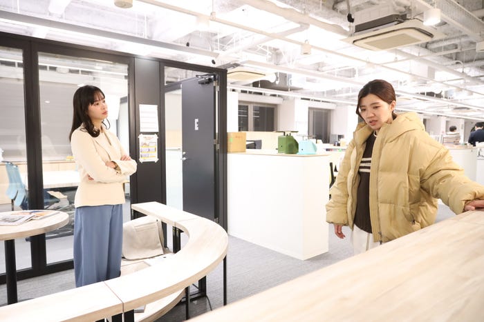 (左から)関水渚、福田麻貴「婚活1000本ノック」第3話より(C)フジテレビ