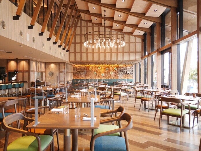 テラス席もあり、地元の別荘族がワンちゃん連れで訪れる（ホテルインディゴ軽井沢）