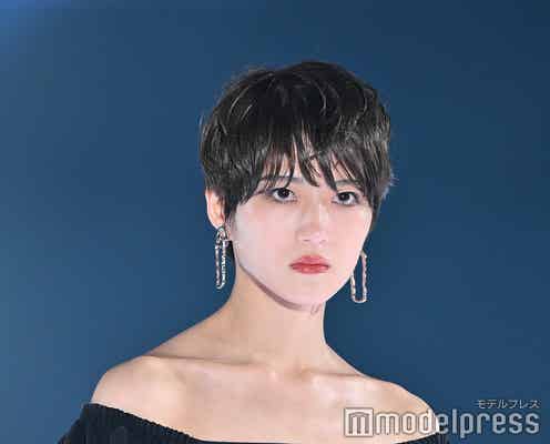 若月佑美、肩出し×大胆スリットで抜群スタイル際立つ【GirlsAward 2024 S/S】