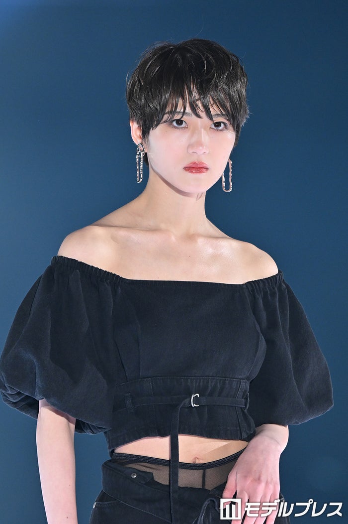 若月佑美、肩出し×大胆スリットで抜群スタイル際立つ【GirlsAward 2024 S／S】